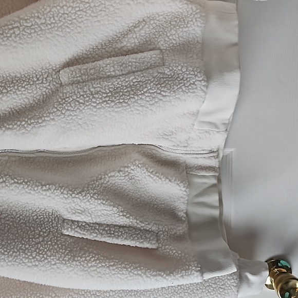 Zyia Active White Flying V Fleece Jacket - Picture 3 of 9